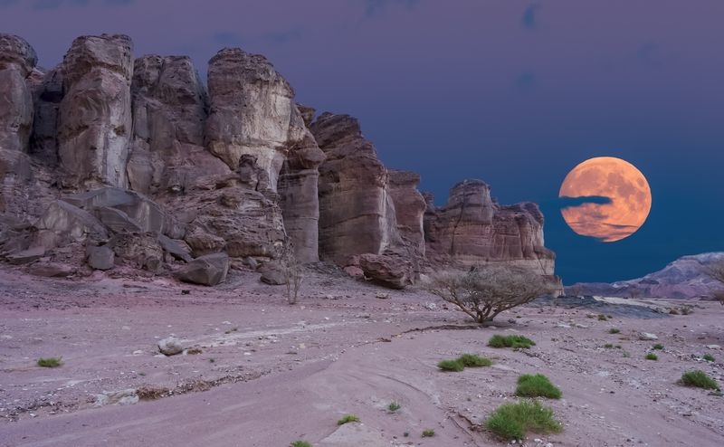 Фотообои Луна в каменной пустыне