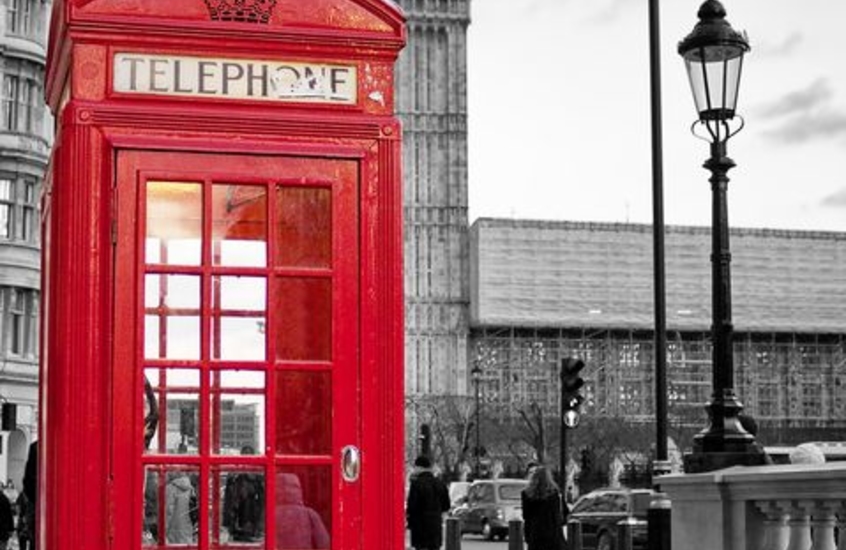 Фотообои Красная телефонная будка на фоне серого Лондона