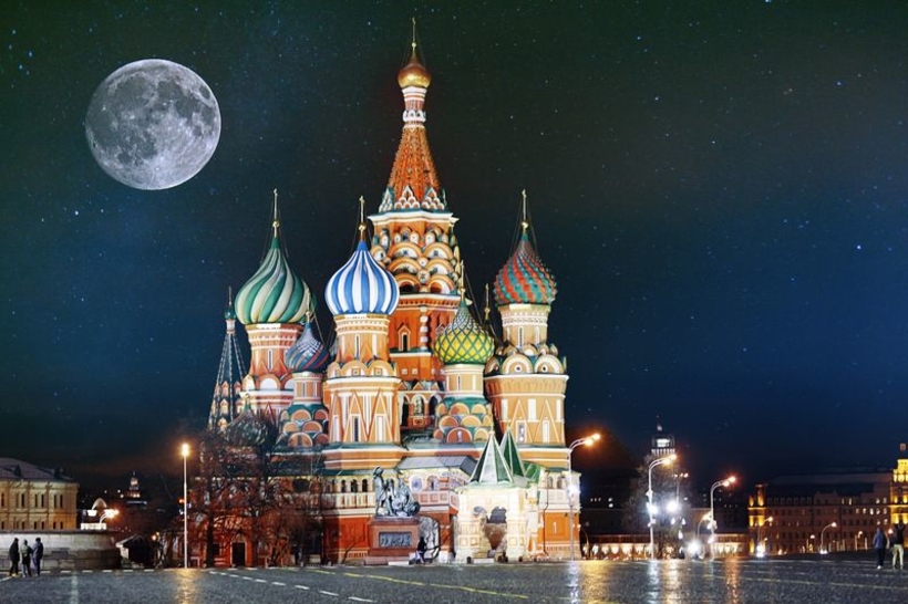 Фотообои Луна над Кремлем