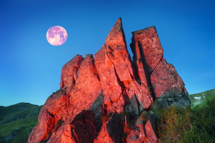 Фотообои Яркая луна над горами