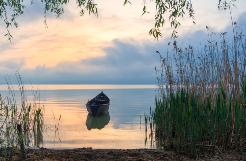 Фотообои Лодка на реке