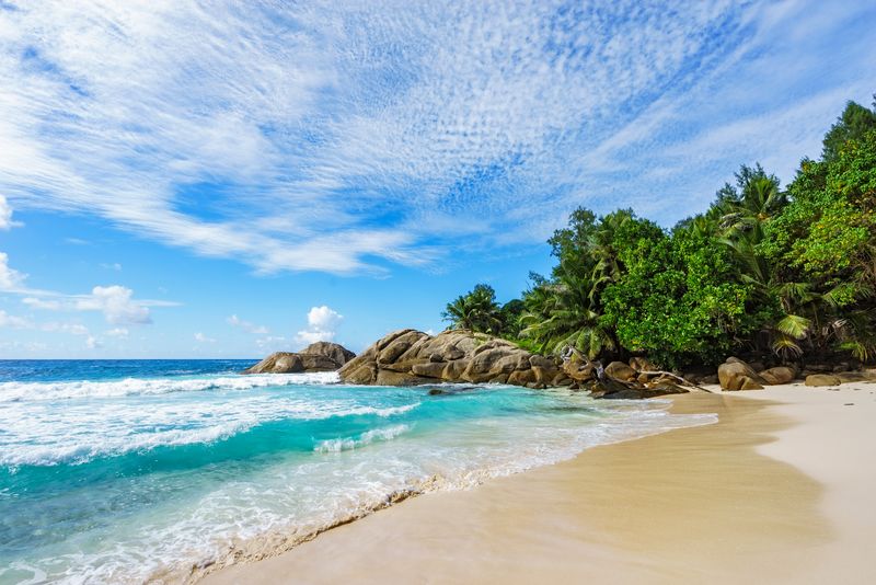 Райский пляж с скалами