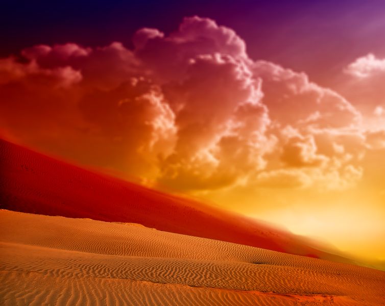 Солнце и тучи в пустыне