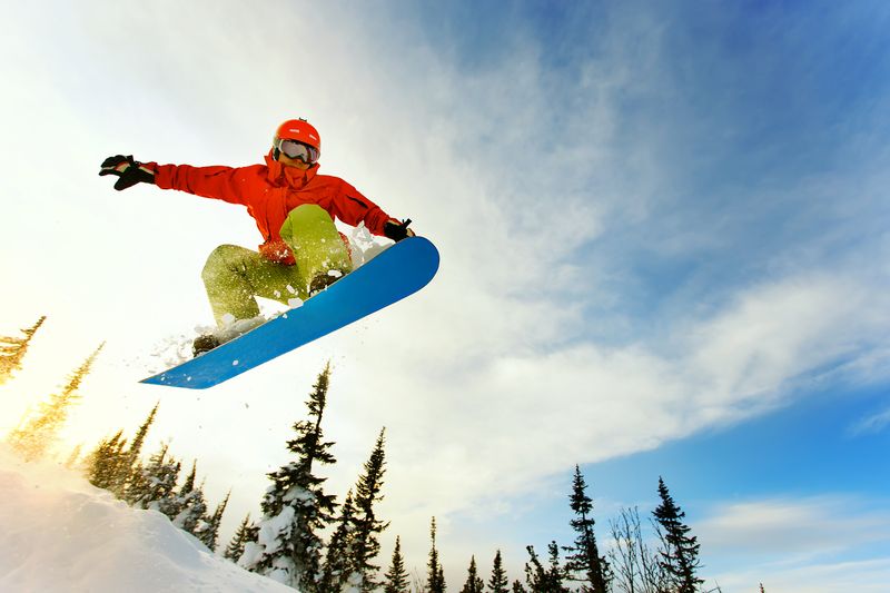 Сноубордист летит с горы