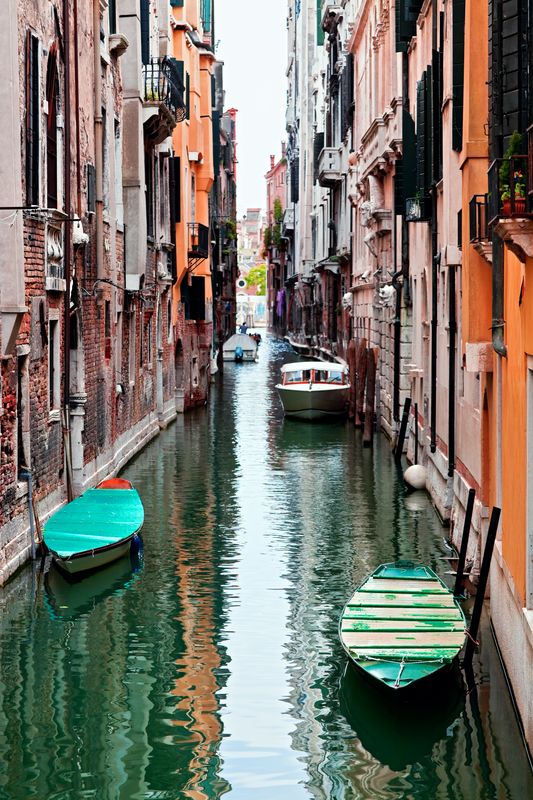 Канал в Венеции с лодками
