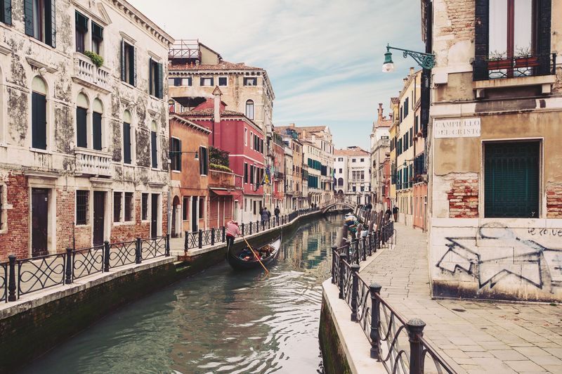 Улочка вдоль канала в Венеции
