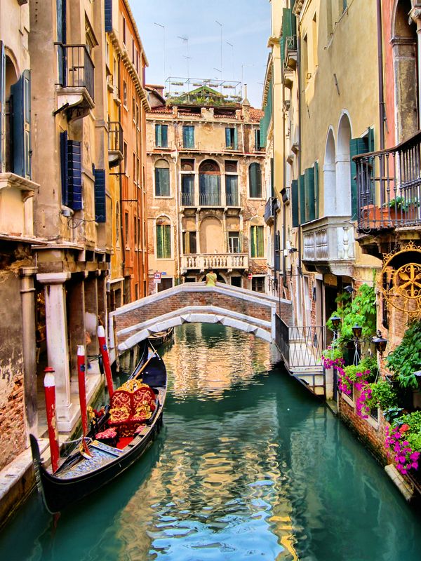 Канал Венеции с мостиком