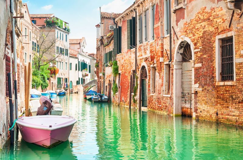 Канал в Венеции с изумрудной водой
