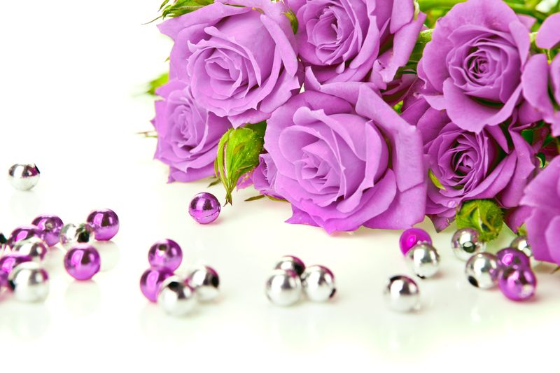 Фиолетовые розы с бусинками
