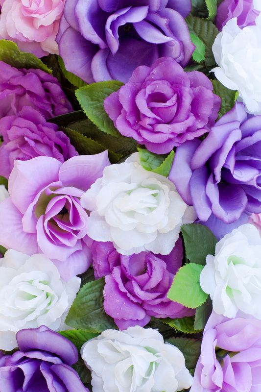 Букет сиреневых,белых и фиолетовых роз
