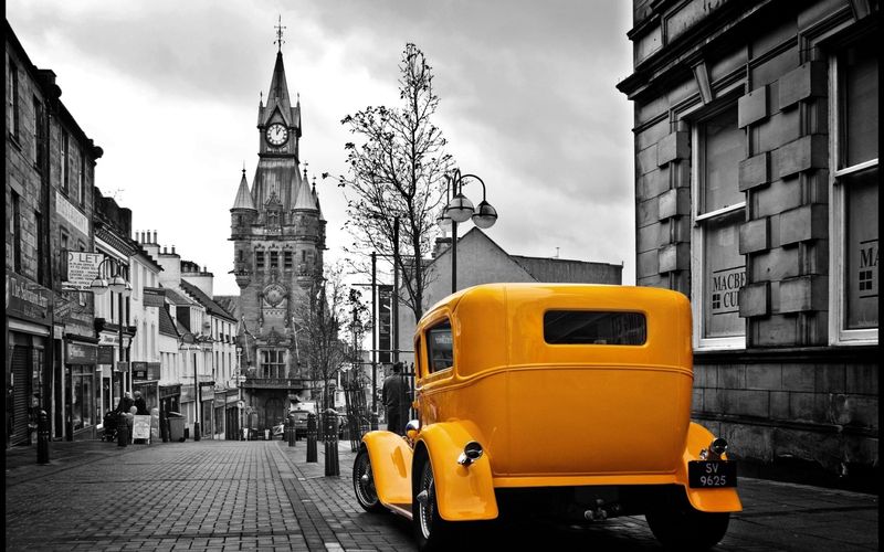Желтая машина на улице города
