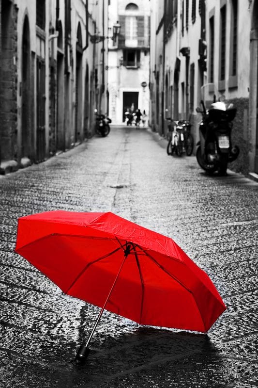 Красный зонтик на улице