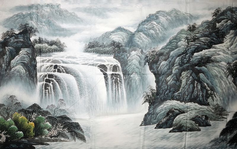 Нарисованные водопад и горы