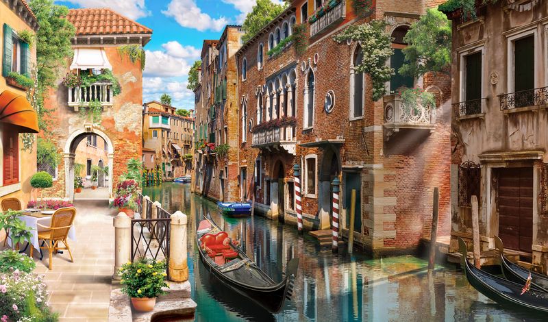 Каналы Венеции с маленьким кафе