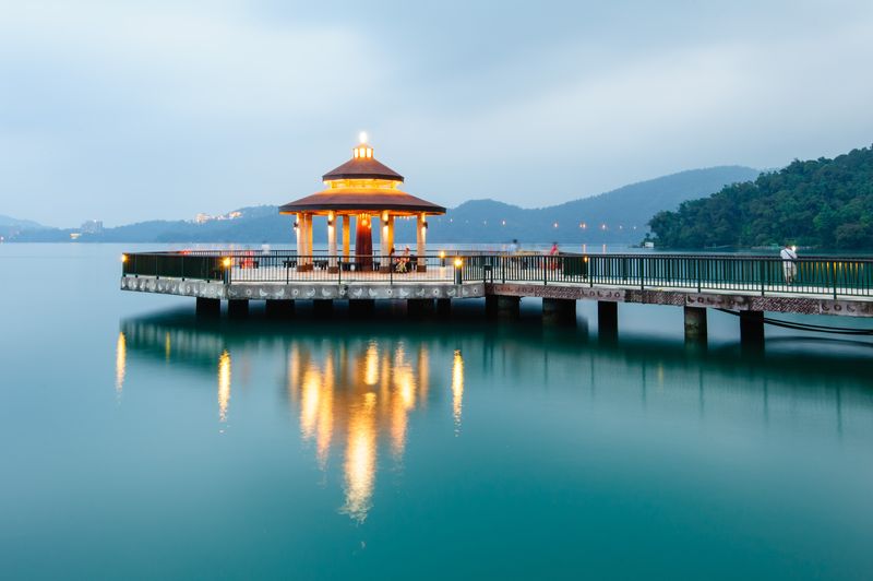 Азиатский храм на воде