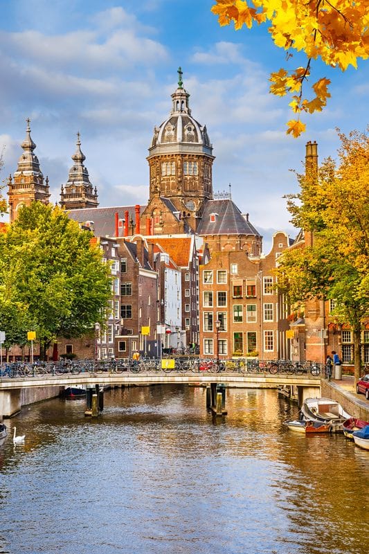Мост над каналом в Амстердаме