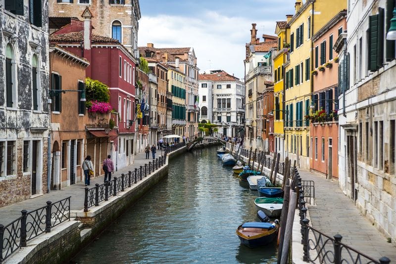 Лодки на канале Венеции с цветными домиками