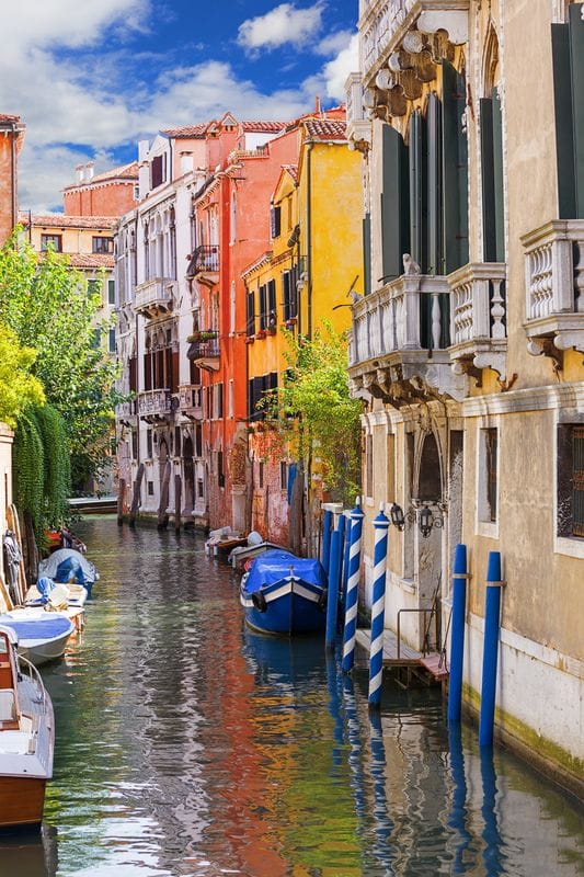 Лодки вдоль домов в Венеции