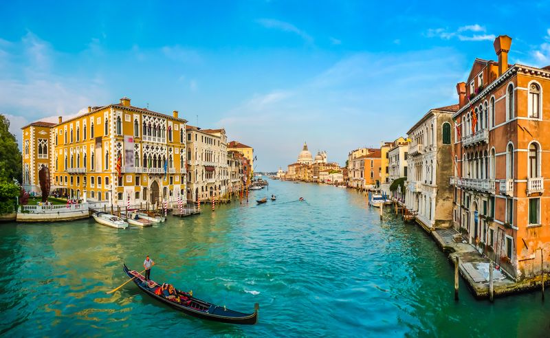 Гондола на бирюзовом канале Венеции