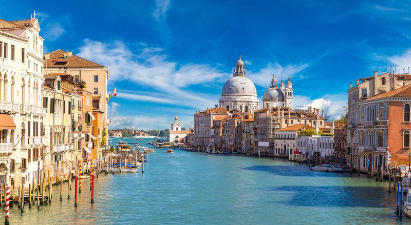 Синее небо и гладь каналов Венеции