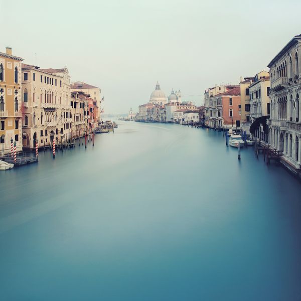 Идеально гладкая поверхность воды в Венеции