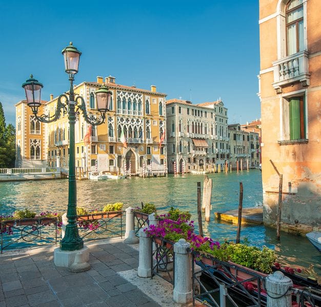 Фонарь у канала в Венеции