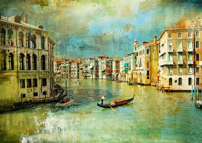 Состаренный канал в Венеции