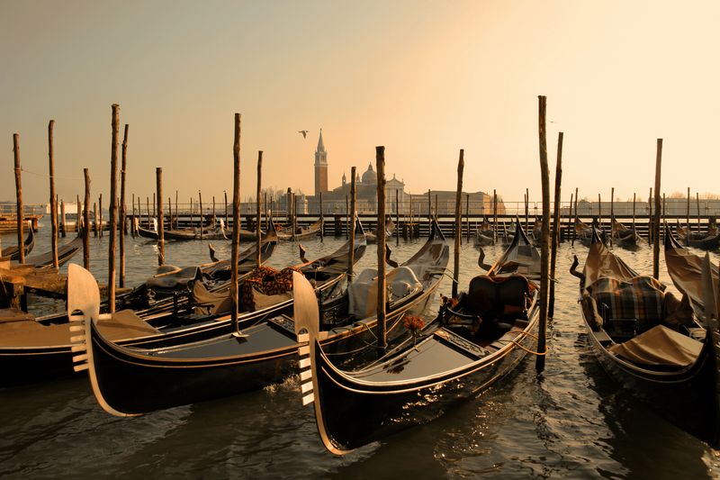 Лодки на закате в Венеции
