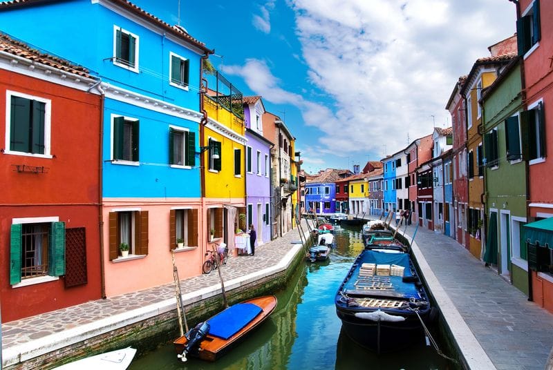 Яркие домики вдоль канала в Венеции