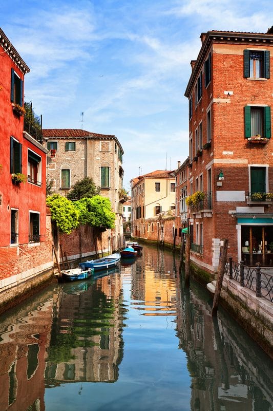 Венецианский канал летним днем