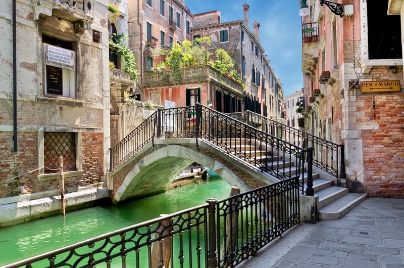 Мостик через зеленый канал Венеции
