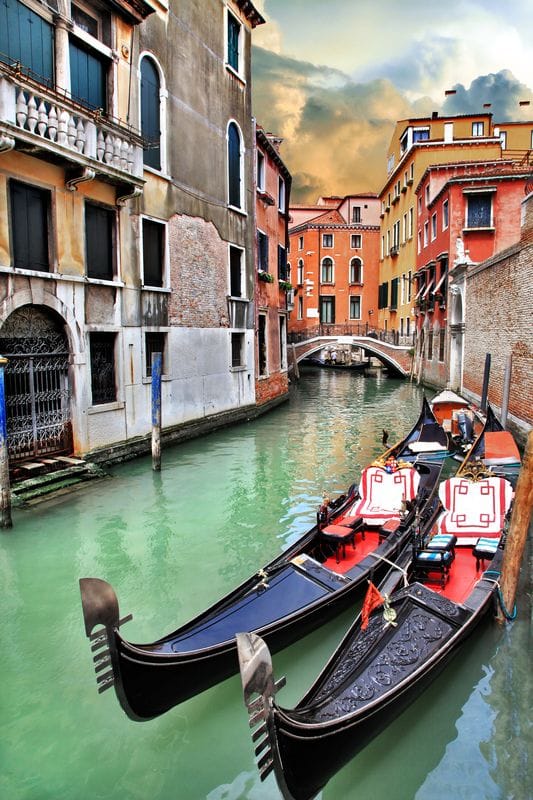 Две гондолы на зеленом канале Венеции