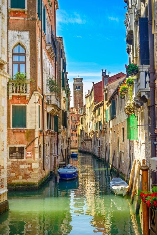 Узкие каналы Венеции летом