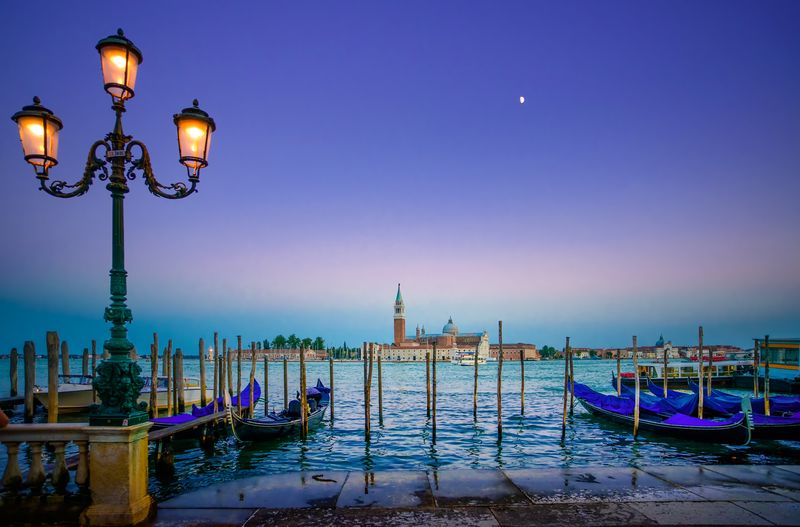 Вид на вечернюю Венецию с причала
