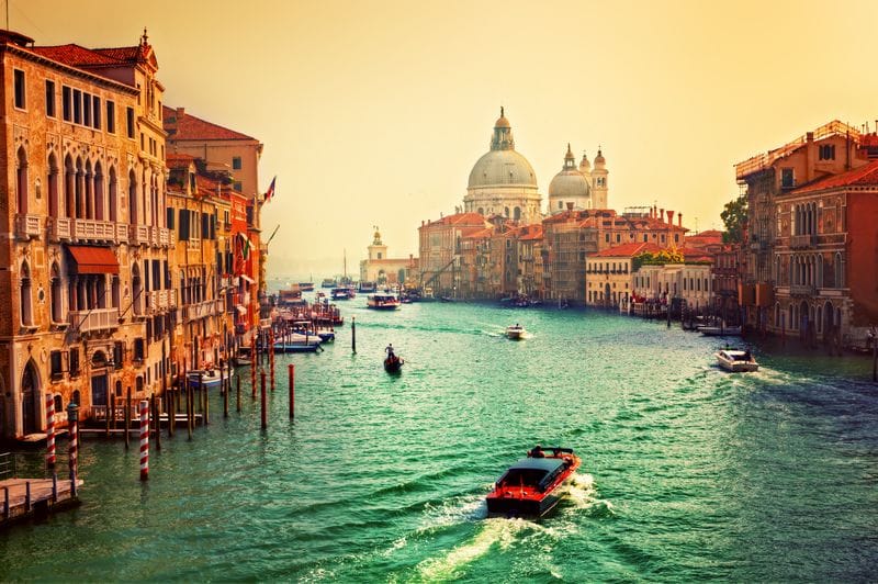 Венеция в желтом закатном свете