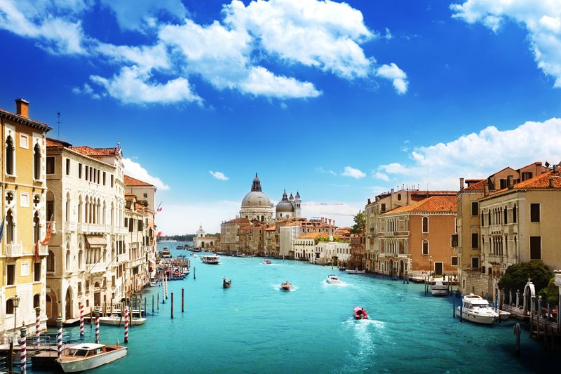 Яркий день на каналах Венеции