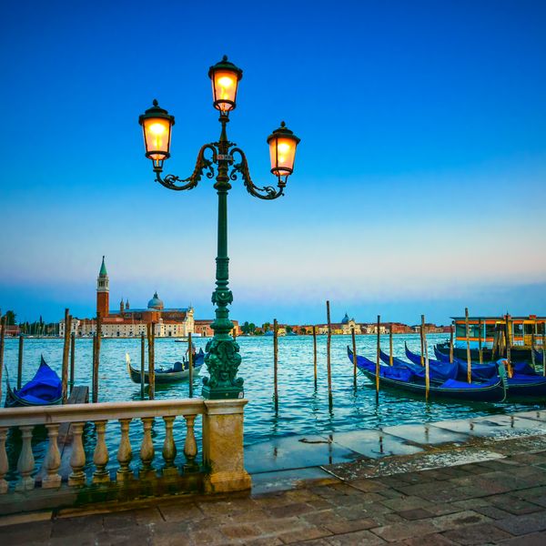 Красивый фонарь на набережной в Венеции