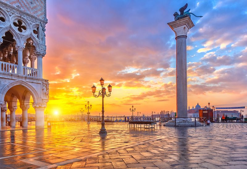 Закат над набережной в Венеции