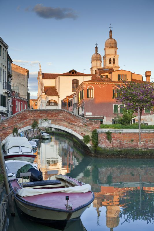 Лодка у круглого мостика в Венеции