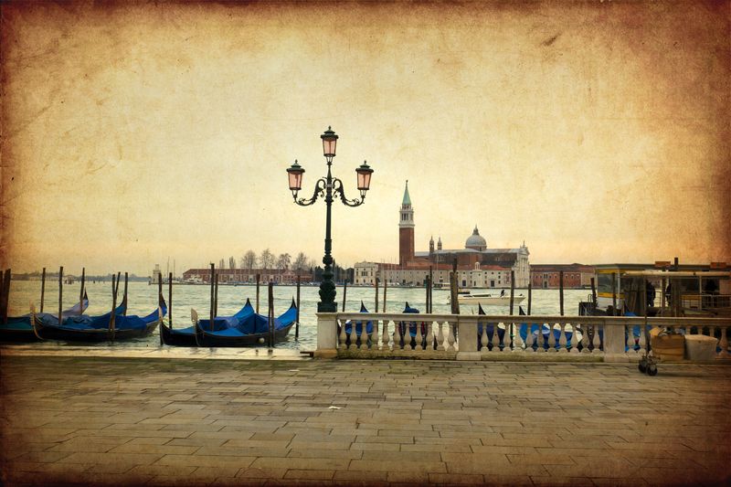 Фонарь у причала в Венеции