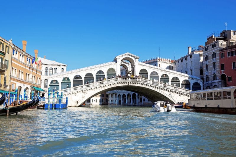 Красивый мост через Венецианский канал