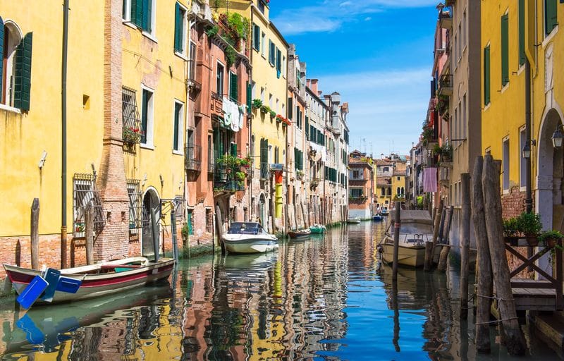 Канал в Венеции жаркми летним днем