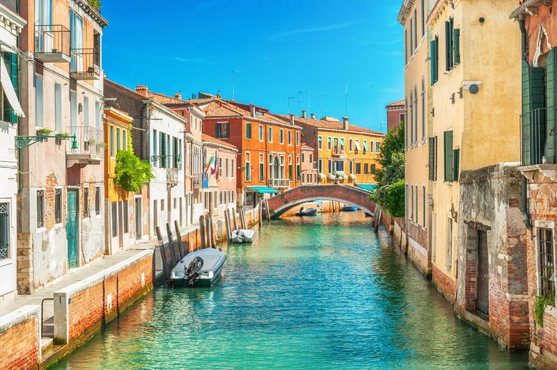 Вид на канал и круглый мостик в Венеции