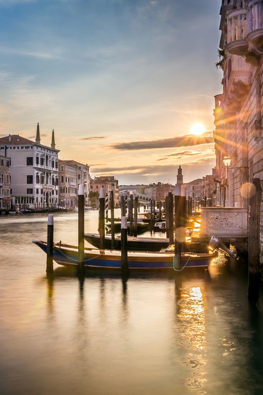 Закат на гондолами в Венеции