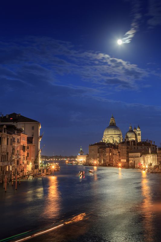 Свет луны над ночной Венецией
