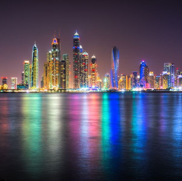 Вид на яркий ночной Дубай