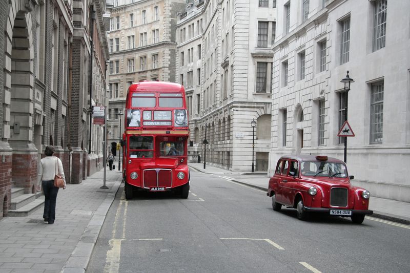 Красный автобус на улицах Лондона