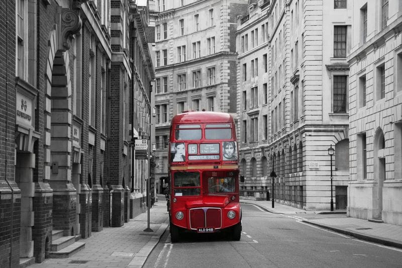 Красный автобус на серых улицах Лондона