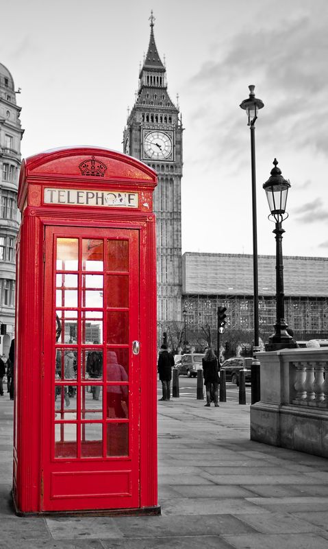 Красная телефонная будка на фоне серого Лондона
