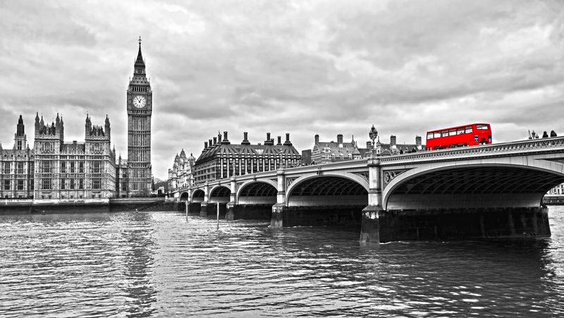 Черно-белый Лондон и яркий автобус